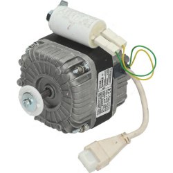 Elektrický ventilátorový motor s žebrovaným kovovým tělem, bílým kondenzátorem a přívodním kabelem se zástrčkou