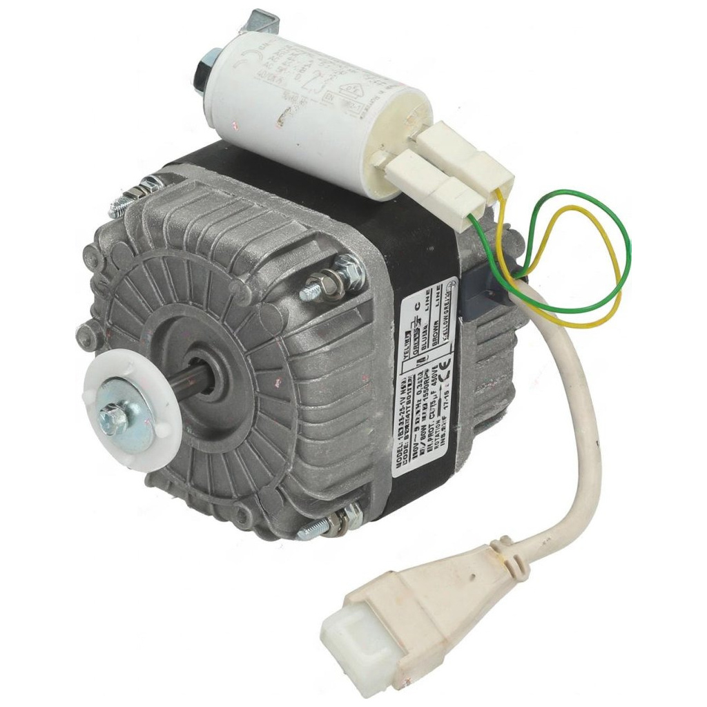 Elektrický ventilátorový motor s žebrovaným kovovým tělem, bílým kondenzátorem a přívodním kabelem se zástrčkou
