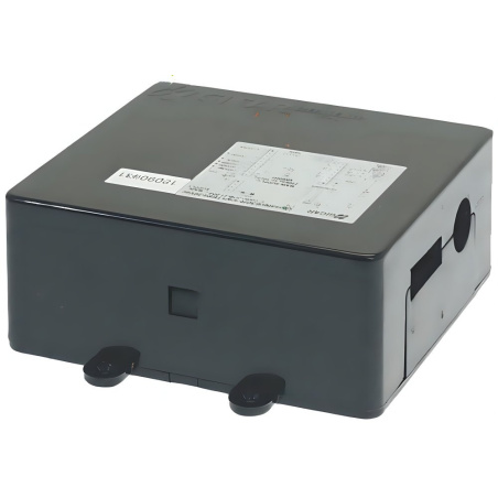 Černá plastová řídicí jednotka kvádrového tvaru se štítkem a montážními nožkami