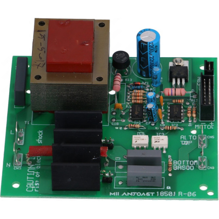 Zelená elektronická deska s transformátorem, kondenzátorem a konektorem