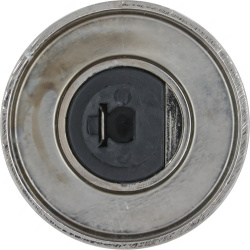 Zadní strana šedého ovládacího knoflíku s černým vačkovým mechanismem uvnitř.