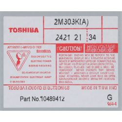 Štítek magnetronu Toshiba s typovým označením a bezpečnostním upozorněním