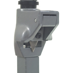 Stolní otvírák konzerv, detail řezacího mechanismu s nožem a kladkou