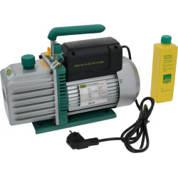 Vakuová pumpa Eco-5-A2L, zelenošedé válcové těleso s rukojetí, napájecím kabelem a lahví vakuového oleje. Vakuová pumpa Eco-5-A2L, zelenošedé válcové těleso s rukojetí, napájecím kabelem a lahví vakuového oleje.