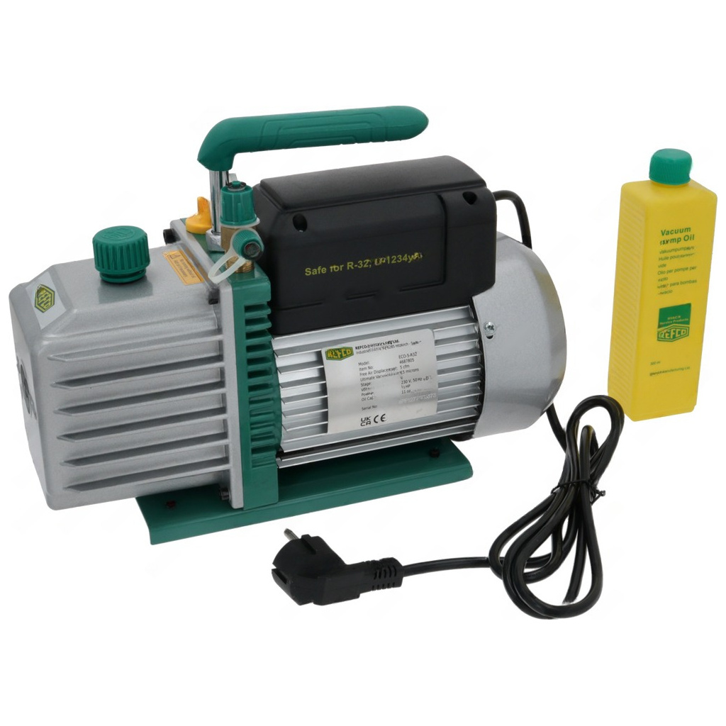 Vakuová pumpa Eco-5-A2L, zelenošedé válcové těleso s rukojetí, napájecím kabelem a lahví vakuového oleje. Vakuová pumpa Eco-5-A2L, zelenošedé válcové těleso s rukojetí, napájecím kabelem a lahví vakuového oleje.