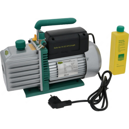 Vakuová pumpa Eco-5-A2L, zelenošedé válcové těleso s rukojetí, napájecím kabelem a lahví vakuového oleje.