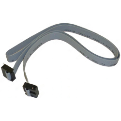 Plochý šedý kabel s černými konektory na obou koncích