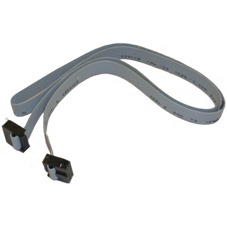 Plochý šedý kabel s černými konektory na obou koncích
