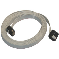 Stočený šedý plochý kabel s černými konektory na obou koncích