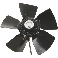 Axiální ventilátor Hidria R09E-3028P-4M-2502, černé pětilisté oběžné kolo s motorem a štítkem.