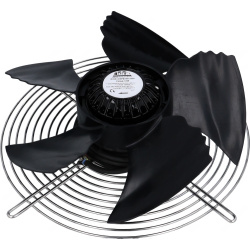 Axiální ventilátor s černými lopatkami, kovovým drátěným krytem a elektrickým konektorem. Axiální ventilátor s černými lopatkami, kovovým drátěným krytem a elektrickým konektorem.