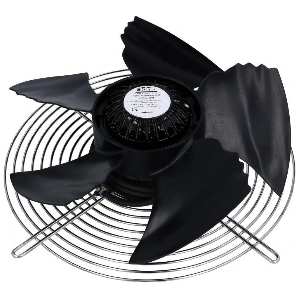 Axiální ventilátor s černými lopatkami, kovovým drátěným krytem a elektrickým konektorem. Axiální ventilátor s černými lopatkami, kovovým drátěným krytem a elektrickým konektorem.