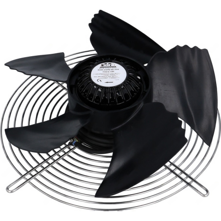 Axiální ventilátor s černými lopatkami, kovovým drátěným krytem a elektrickým konektorem.