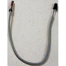 Sonda, tenký kabel s kovovým hrotem na jednom konci a černým konektorem na druhém