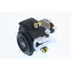 Elektromotor mlýnku na kávu s černým pouzdrem, komutátorem a vývody vinutí.