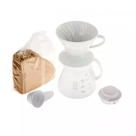 Set Hario V60-02 Ceramic Driper v bílém provedení s keramickým dripperem, skleněnou konvičkou, plastovým víčkem, dávkovač a hnědé papírové filtry