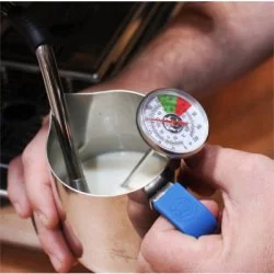 Detail na měření teploty mléka s teploměrem od značky Rhinowares