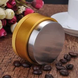 Zlaté pěchovadlo na kávu Barista Space Coffee Tamper 58 mm, kompatibilní s kávovarem ECM Technika V Profi PID, ideální pro přesnou přípravu espressa.