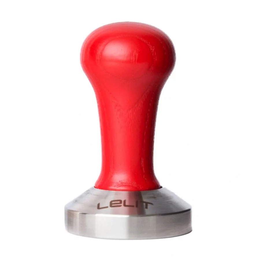 Tamper neboli pěchovadlo značky Lelit s červeným úchopem o průměru 58,55 mm