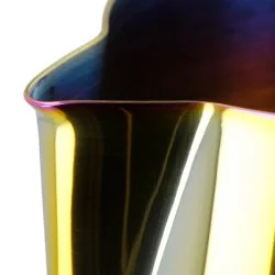 Detailní pohled na zobáček konvičky na šlehání mléka značky Barista Space rainbow