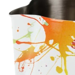 Detailní pohled na zobáček bílé konvičky s barevnými fleky na šlehání mléka značky Barista Space Splash