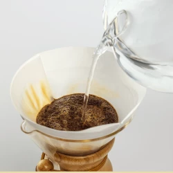 Příprava kávy pomocí chemexu přes papírový filtr FC-100