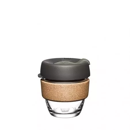 Skleněný termohrnek o objemu 227 ml s šedým víčkem a korkovým držákem na bílém pozadí
