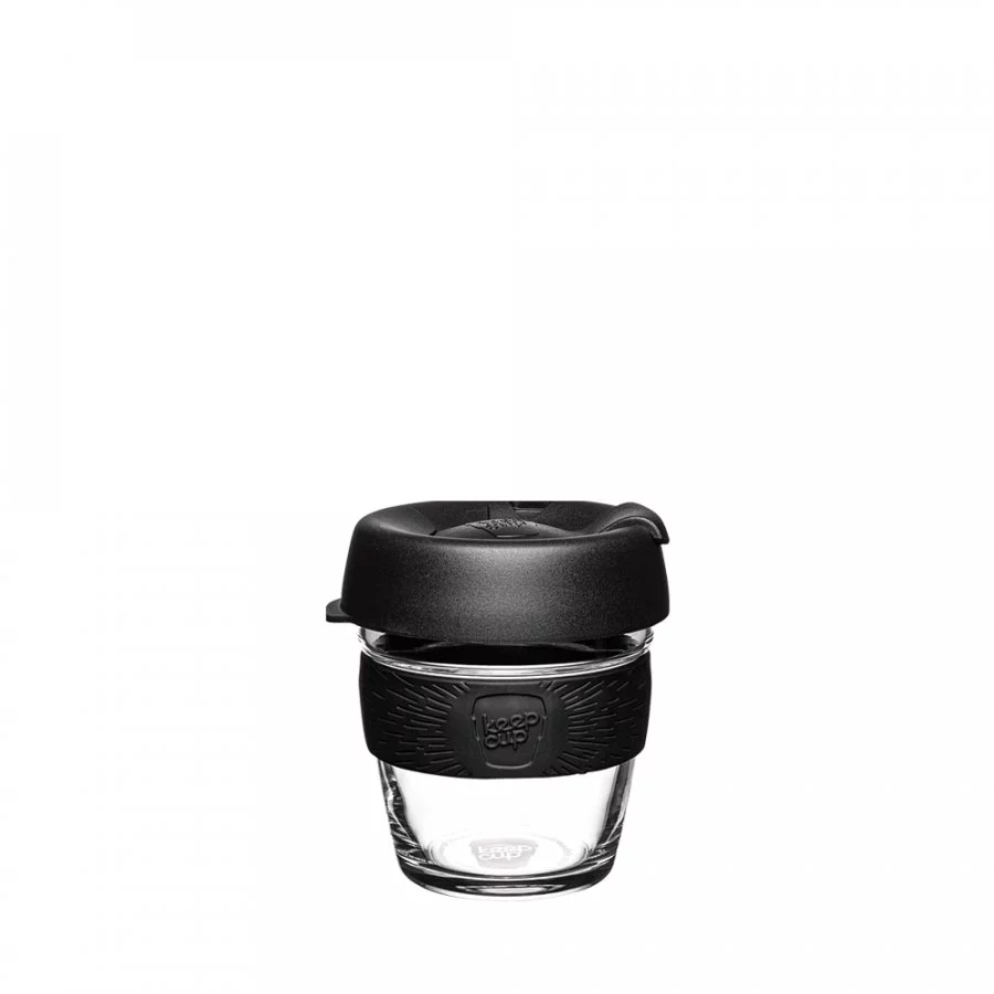 Skleněný thermo hrnek značky KeepCup Brew Black XS 177 ml s černým víčkem a černou úchytkou na bílém pozadí