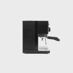 Pákový kávovar Rancilio Silvia E v elegantní černé barvě s vodní nádržkou, ideální pro domácí použití.