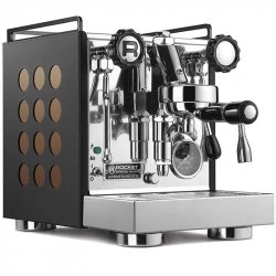 Kompaktní domácí pákový kávovar Rocket Espresso Appartamento v černém provedení s měděnými detaily, který umožňuje přípravu teplého mléka.