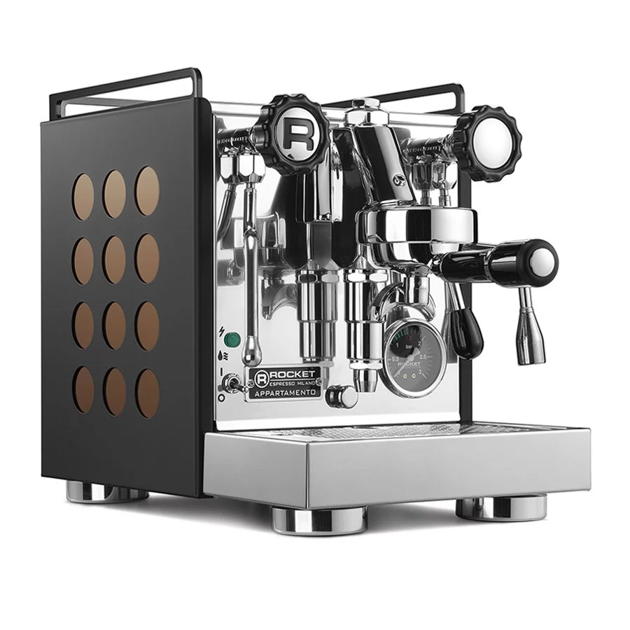 Kompaktní domácí pákový kávovar Rocket Espresso Appartamento v černém provedení s měděnými detaily, který umožňuje přípravu teplého mléka.