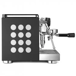 Domácí pákový kávovar Rocket Espresso Appartamento v černobílém provedení, určený pro přípravu nápoje Americano.