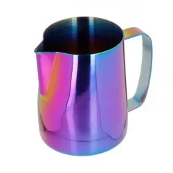 Barista Space Rainbow konvička na mléko o objemu 600 ml v atraktivním duhovém provedení.