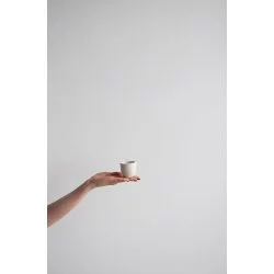 Bílý porcelánový hrníček Aoomi Dust Mug 04 o objemu 80 ml s minimalistickým designem.