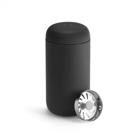 Černý termohrnek Fellow Carter Move Mug o objemu 355 ml s dvoustěnnou izolací udržuje nápoje déle teplé.