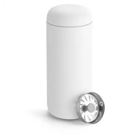 Bílý termohrnek Fellow Carter Move Mug o objemu 473 ml, ideální pro cestování s kávou.