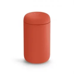 Červený termohrnek Fellow Carter Everywhere Mug s objemem 473 ml, navržený pro ekologicky uvědomělé konzumenty.