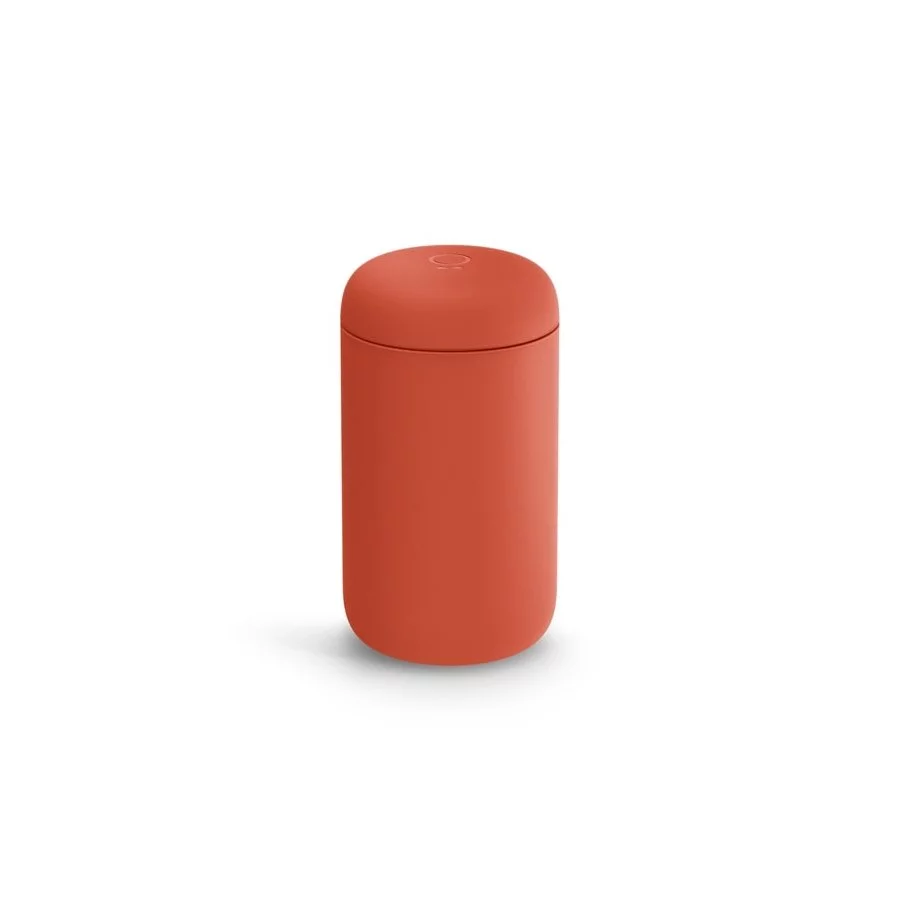 Červený termohrnek Fellow Carter Everywhere Mug s objemem 473 ml, navržený pro ekologicky uvědomělé konzumenty.