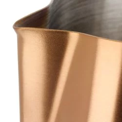 Konvička na mléko Barista Space Copper o objemu 600 ml z nerezové oceli vhodná pro baristy.