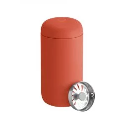 Červený termohrnek Fellow Carter Move Mug o objemu 355 ml, vhodný do kočárku, ideální pro cestování.