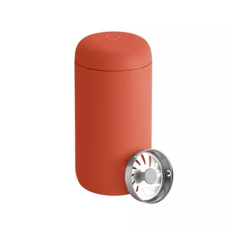 Červený termohrnek Fellow Carter Move Mug o objemu 355 ml, vhodný do kočárku, ideální pro cestování.