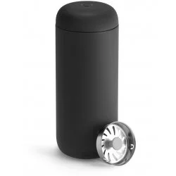 Černý termohrnek Fellow Carter Move Mug s objemem 473 ml, vhodný do kočárku, ideální pro cestování.