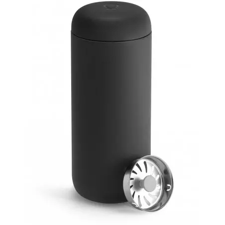 Černý termohrnek Fellow Carter Move Mug s objemem 473 ml, vhodný do kočárku, ideální pro cestování.