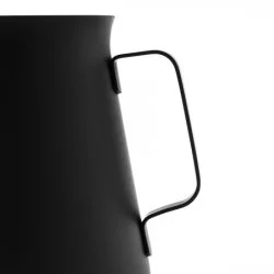 Detail na úchop černé konvice zančky Hari Kasuya Mini Drip o objemu 300ml