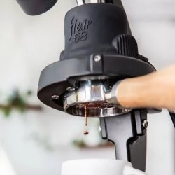 Domácí pákový kávovar Flair 58x od Flair Espresso s manuálním dávkováním pro milovníky tradiční přípravy espressa.