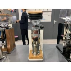 Espressový mlýnek na kávu Eureka ORO Mignon Single Dose v bílém provedení, vyrobený z nerezové oceli.