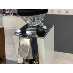 Espressový mlýnek na kávu Eureka ORO Mignon Single Dose v elegantní bílé barvě.