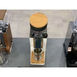 Espressový mlýnek na kávu Eureka ORO Mignon Single Dose v bílé barvě, ideální pro použití v kanceláři.