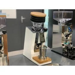 Espressový mlýnek na kávu Eureka ORO Mignon Single Dose v bílém provedení s kapacitou násypky 45 gramů.