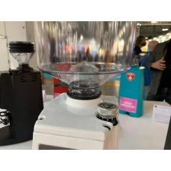 Elektrický mlýnek na kávu Eureka Atom Specialty 75 v černé barvě, vyrobený z nerezové oceli.